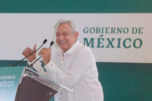 AMLO-Durango Decide AMLO suspender ampliación de Metrobús en Durango por votación a mano alzada en evento