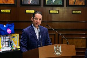 Anuncia Francisco Domínguez apoyos para 950 mil alumnos de educación básica en Querétaro