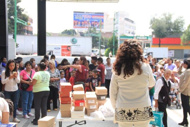 Diputada de Morena regala Vans y Nike "piratas"