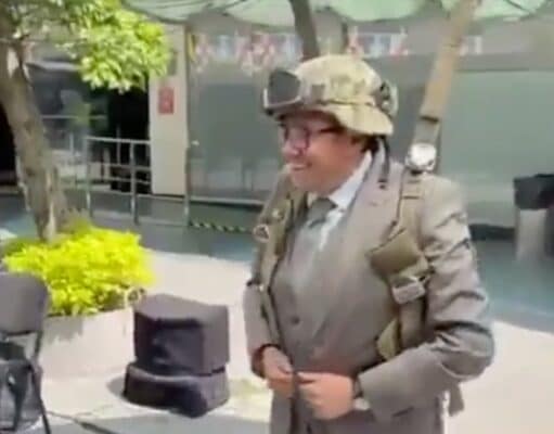 Saúl Monreal usa paracaídas de la Marina