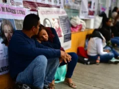 Colectivos de desaparecidos cumplen más de 24 horas en plantón frente a la CEAIV de Veracruz