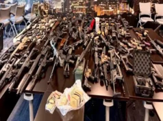 Embajador de EU presume el decomiso de 50 mil armas antes de su envío a México