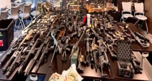 Embajador de EU presume el decomiso de 50 mil armas antes de su envío a México