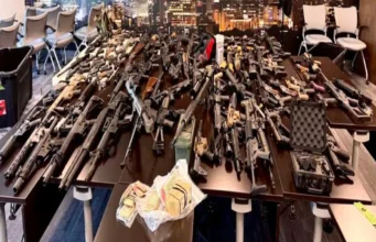 Embajador de EU presume el decomiso de 50 mil armas antes de su envío a México