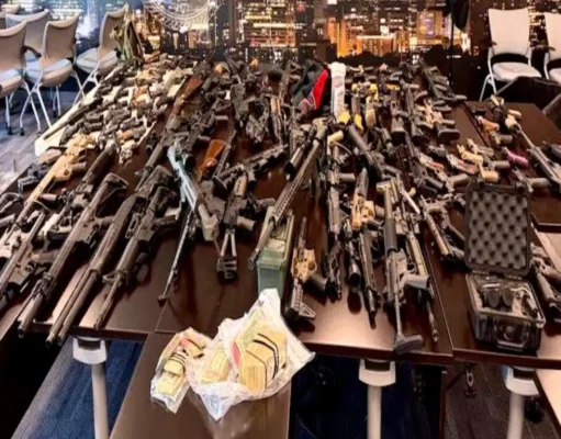 Embajador de EU presume el decomiso de 50 mil armas antes de su envío a México